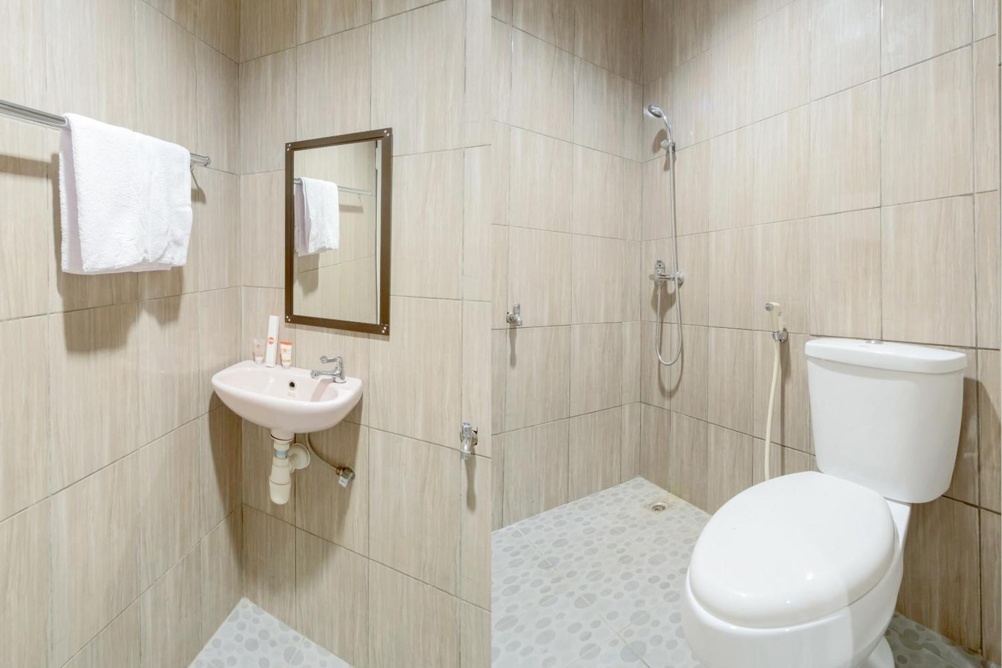 Oyo 622 Bakti Homestay Медан Экстерьер фото